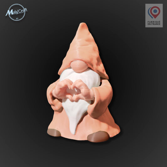 Gnome décoratif en PLA terracotta avec barbe blanche et mains en forme de cœur – Figurine 10 cm style minimaliste scandinave – Création exclusive Maly’Craft, fabriquée en France
Nude gnome decor Maly’Craft in terracotta PLA, 10 cm 3D printed figurine, exclusive minimalist Scandinavian style creation, made in France
