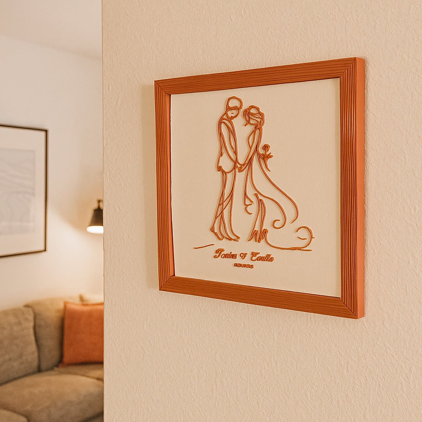 Cadre mariage personnalisé modèle Rose, dessin filaire 3D sur tissu, accroché au mur d’un salon, création Maly’Craft.