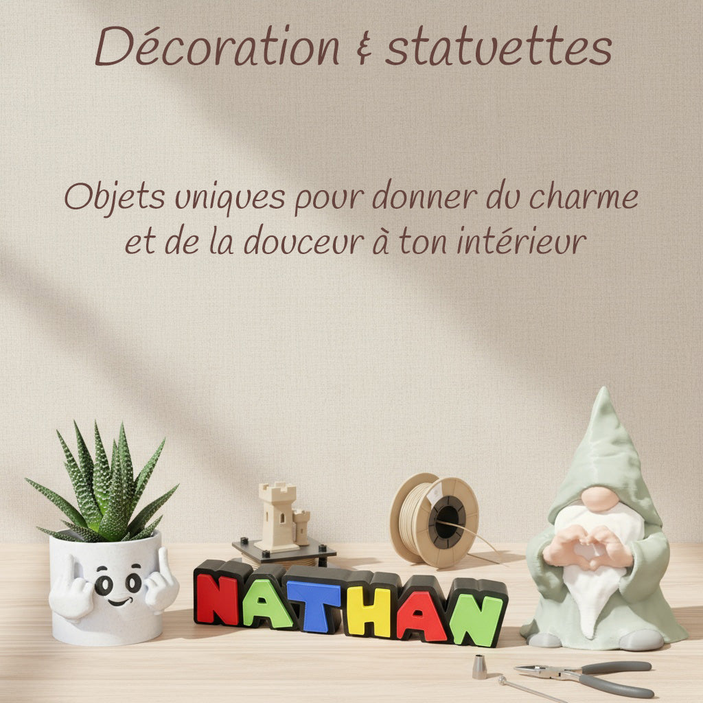 Décoration murale 3D en PLA : cadres filaires personnalisés, impressions minimalistes sur tissu, ambiance artisanale avec bobines pastel et outils.