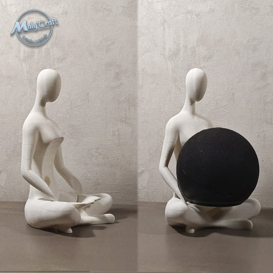Comparatif du support Echo Dot imprimé en 3D en forme de figurine lotus : à gauche sans enceinte, à droite avec l’Echo Dot inséré. Design minimaliste et zen, fabrication française.
Comparison of the 3D printed Echo Dot stand in lotus pose figurine: left without the speaker, right with the Echo Dot inserted. Minimalist and zen design, handmade in France.