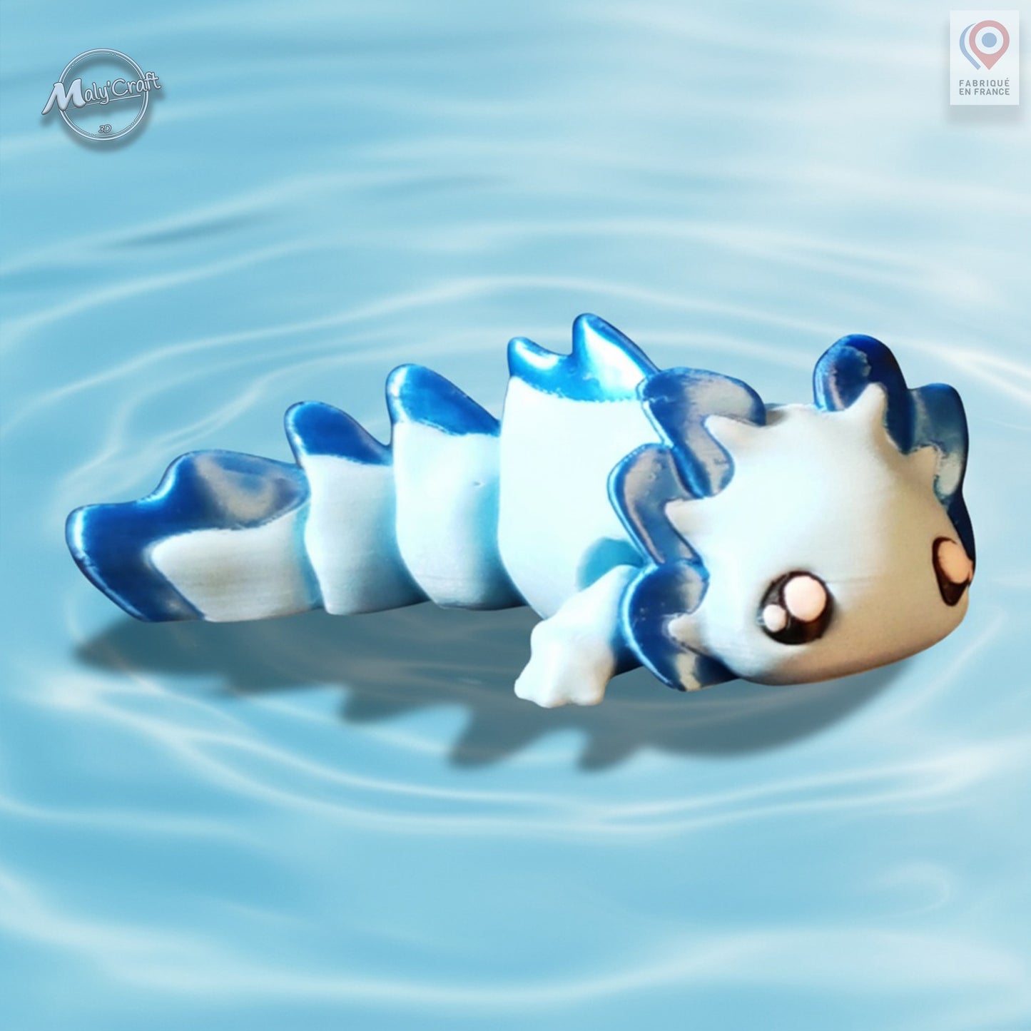 FR : Figurine axolotl articulée bleue – création Layers in Green, Maly’Craft
EN : Articulated blue axolotl figurine – Layers in Green creation by Maly’Craft