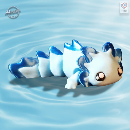 FR : Figurine axolotl articulée bleue – création Layers in Green, Maly’Craft
EN : Articulated blue axolotl figurine – Layers in Green creation by Maly’Craft