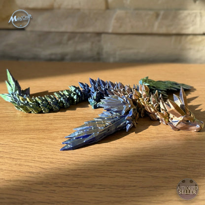 Dragon cristal ailé articulé sur fond bois, couleur filament naturelle sans peinture, MalyCraft Romans-sur-Isère