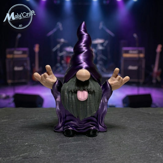 Gnome rockeur violet et noir faisant le signe des cornes sur une scène de concert, figurine impression 3D.