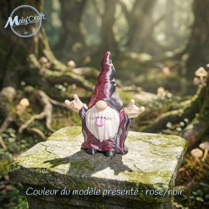 Petit gnome décoratif rockeur couleur rose et noir mis en scène dans un décor naturel.