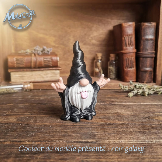 Figurine de nain rockeur couleur noir galaxy posé sur un bureau en bois, décoration style motard.