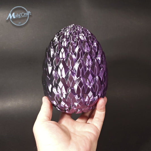 Œuf de dragon cristal violet tenu dans la main en impression 3D