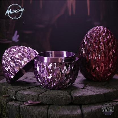 Boîte œuf de dragon 3D Maly’Craft, modèle violet ouvrant effet métal. Design écaille fantasy, idéale comme coffret ou décoration magique. Photo ambiance grotte aux reflets violets et rouges.
