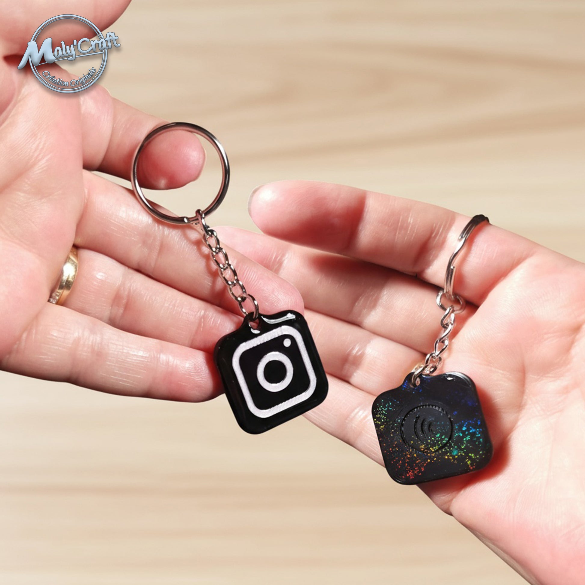 vue recto verso du porte-clé NFC Instagram – NFC chip integrated – professional finish