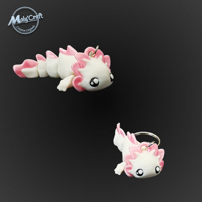 Zoom sur deux axolotls rose pâle et blanc, soulignant la douceur des formes et la qualité de l'assemblage manue