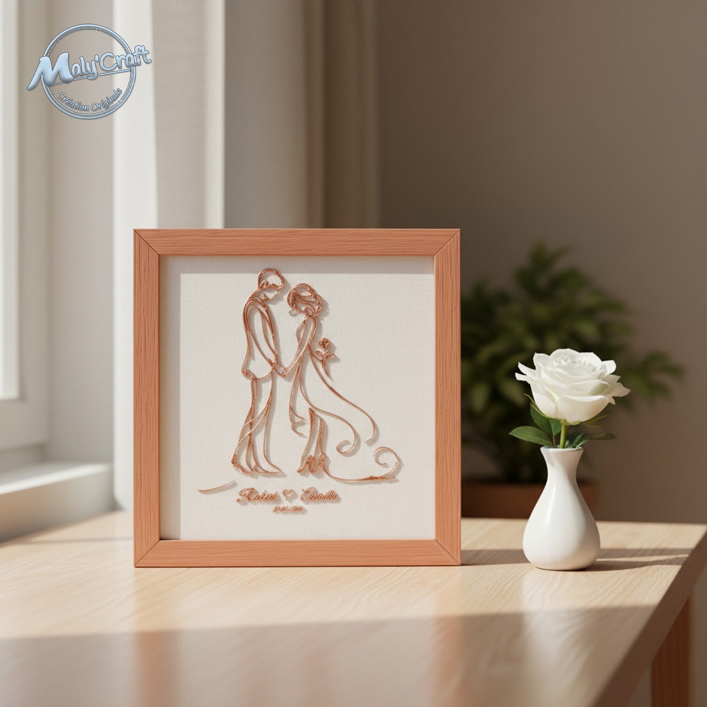 Cadre mariage terracotta sur tissu blanc, mis en scène sur un meuble. Lumière naturelle et ambiance chaleureuse, création Maly’Craft en impression 3D made in France.