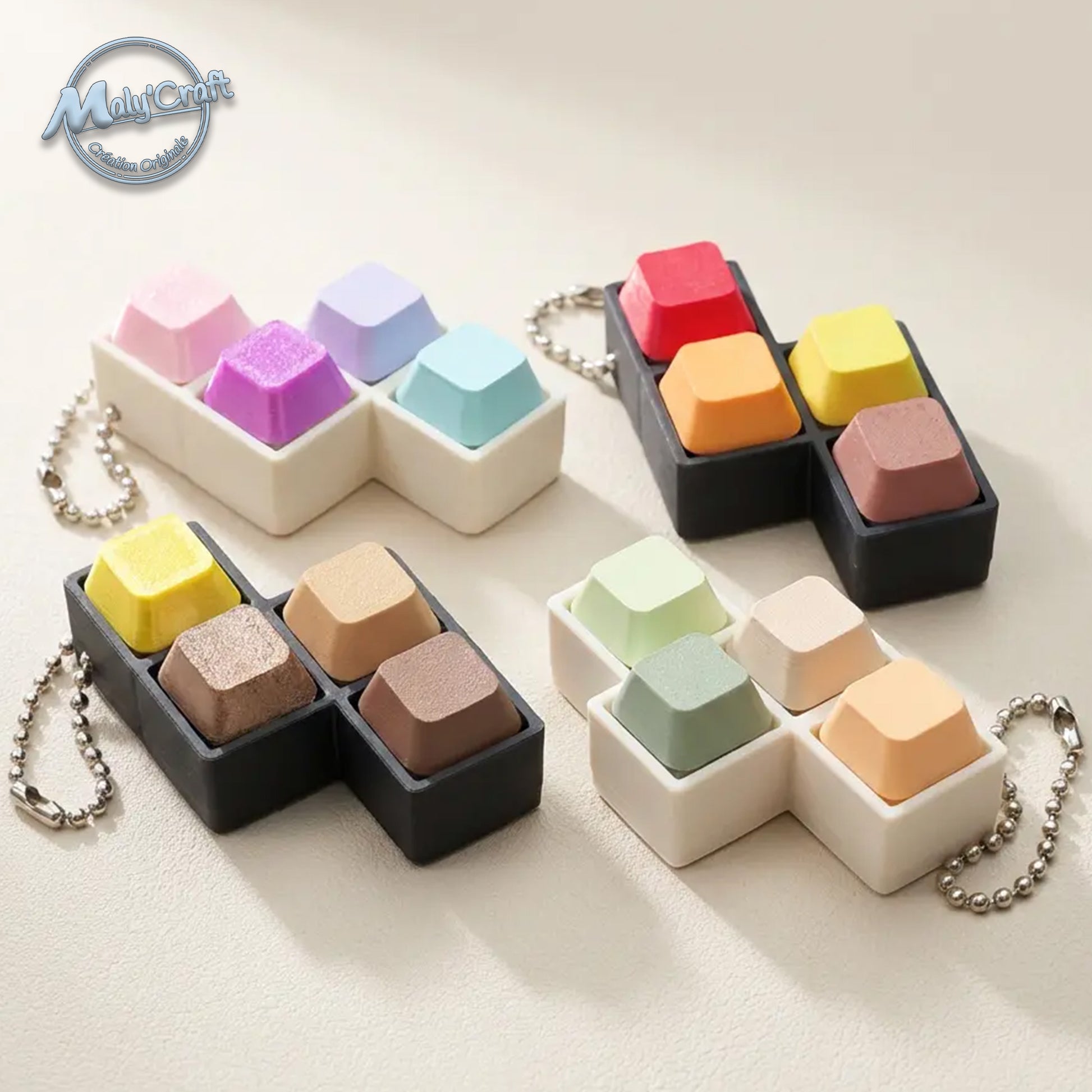 Vue d'ensemble de porte-clés fidget keycaps issus d'une impression 3D de précision réalisée dans mon atelier en France. Collection multi-couleurs utilisant des filaments Panchroma, Sunlu et eSun. Finitions mat, soie, galaxy et phosphorescent. Objets tactiles en acide polylactique de haute qualité