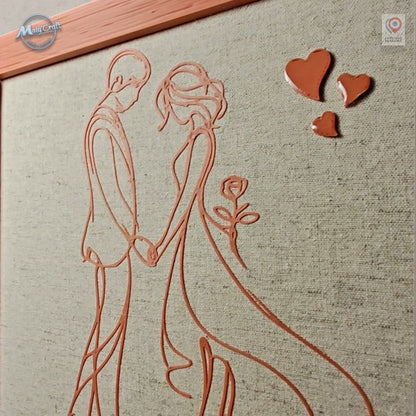 Détail du cadre de mariage personnalisé montrant le couple en dessin linéaire 3D, la trame naturelle du lin et les trois cœurs en relief. Vue rapprochée mettant en valeur la finesse de fabrication et les différentes textures.
Close-up detail of a personalized wedding frame showing the 3D line-art couple, natural linen weave and three raised hearts. The close view highlights the fine craftsmanship and contrasting textures.