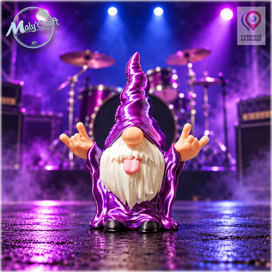 Figurine décorative gnome rock imprimée en 3D, avec grand bonnet violet métallisé, barbe blanche, langue rose et mains formant le signe rock. Présentée devant une scène de concert aux lumières violettes et bleues, cette décoration originale est idéale comme cadeau pour amateur de musique rock, figurine de collection ou décoration décalée.
3D printed rock gnome figurine with a tall metallic purple hat, white textured beard, pink tongue and raised rock hand signs. Displayed in front of a purple and blue conce