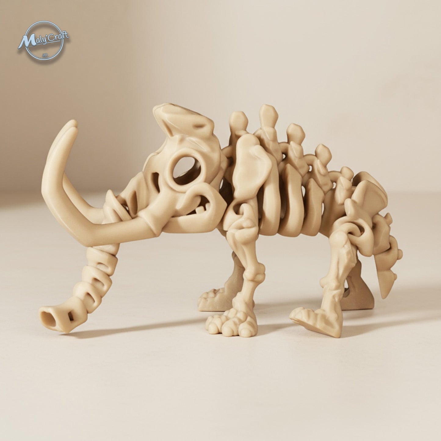 Figurine articulée de mammouth fossile imprimée en 3D sous licence Flexi Factory, finition beige mate. Impression soignée par Maly’Craft en France.
