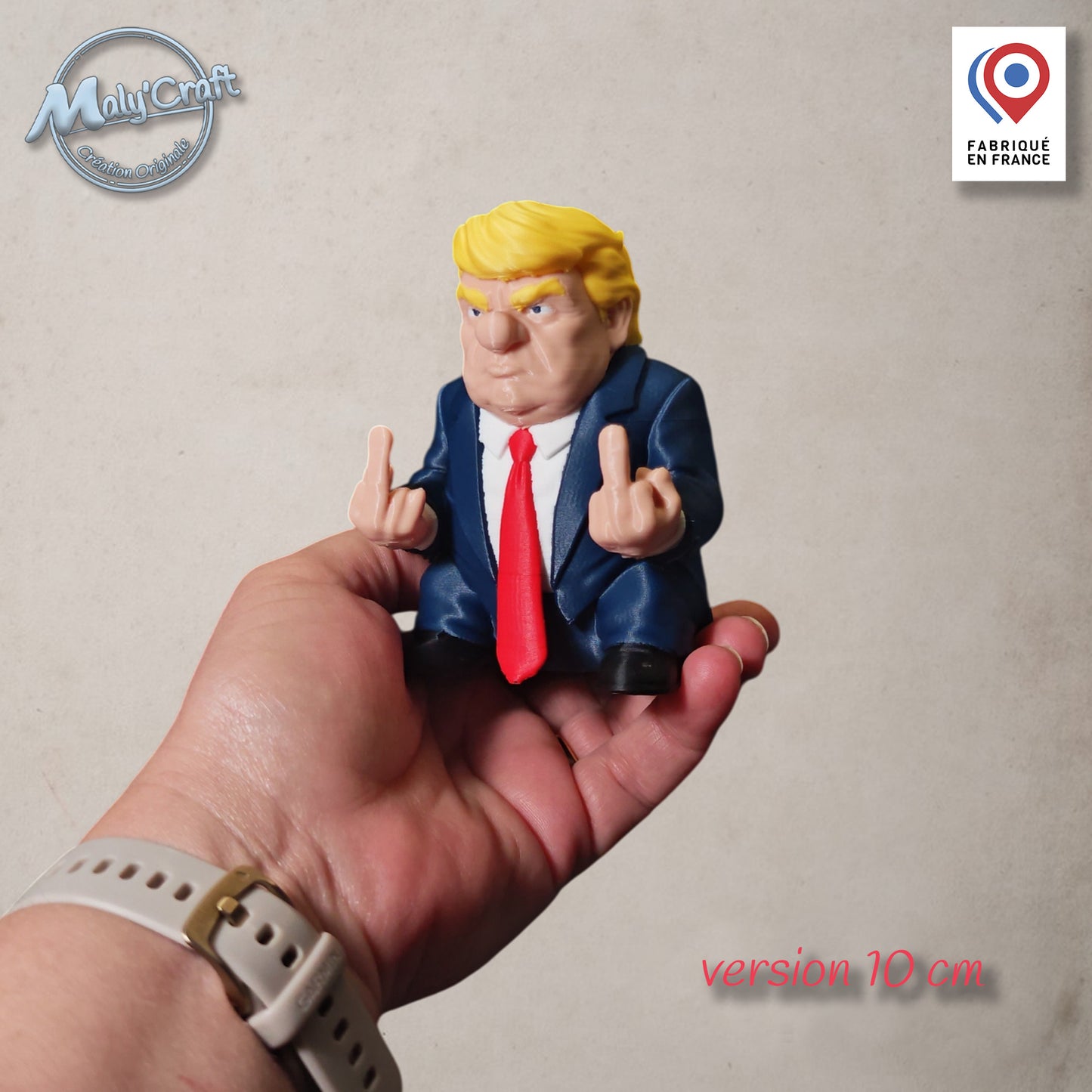 Figurine Trump de 10 cm tenue dans une main pour montrer l'échelle réelle de l'objet de collection fabriqué en France . La finition est précise et qualitative grâce à l'usage de filaments de marques premium (Panchroma, Polymaker, Sunlu, Bambulab...)