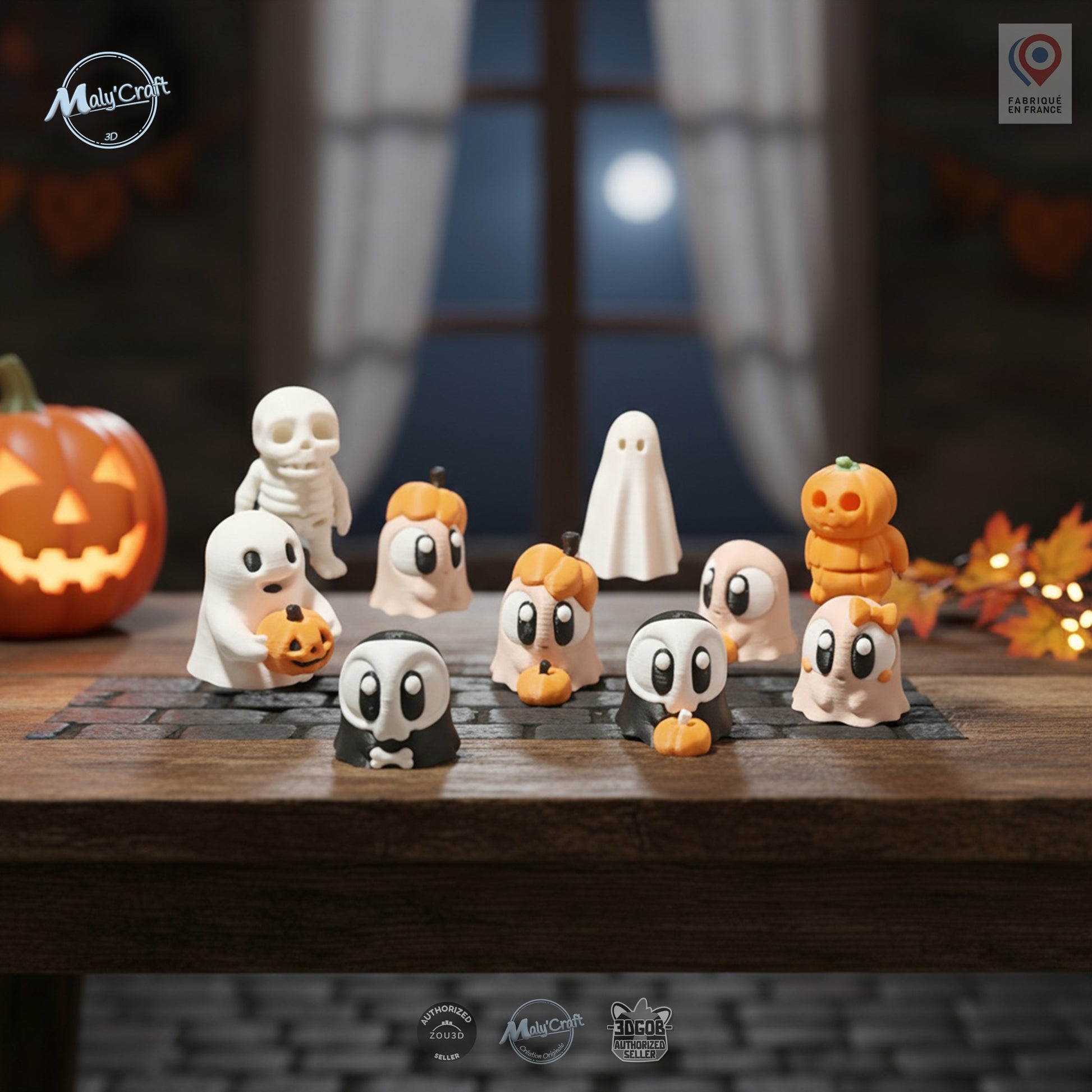 Ambiance d’Halloween signée Maly’Craft : ensemble de figurines imprimées en 3D représentant des fantômes, citrouilles et un petit squelette, disposés sur une table dans une scène nocturne douce et festive. Fabriquées en France, ces mini décorations artisanales mêlent humour et tendresse, parfaites pour orner une table, une étagère ou un coin cosy durant la saison d’Halloween.