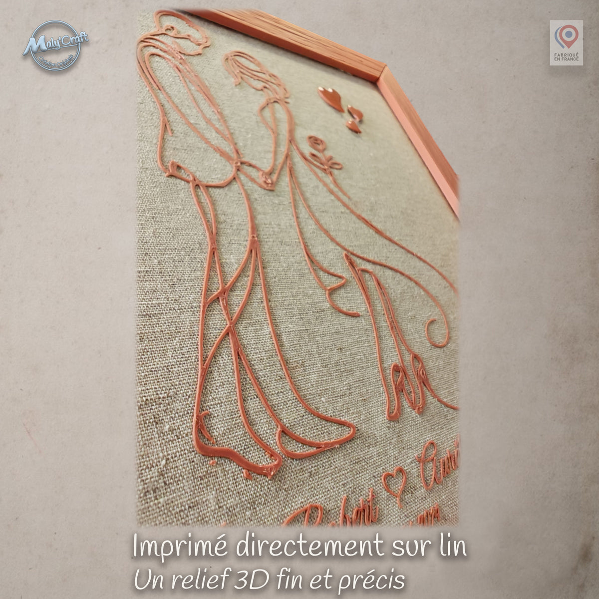 Gros plan en perspective sur le dessin d’un couple imprimé directement en 3D sur lin. L’angle met en évidence la finesse du relief, la texture naturelle du tissu et les détails de l’impression 3D personnalisée.
Angled close-up of a couple design 3D printed directly onto linen. The perspective highlights the fine raised lines, natural fabric texture and detailed personalized 3D printing.
