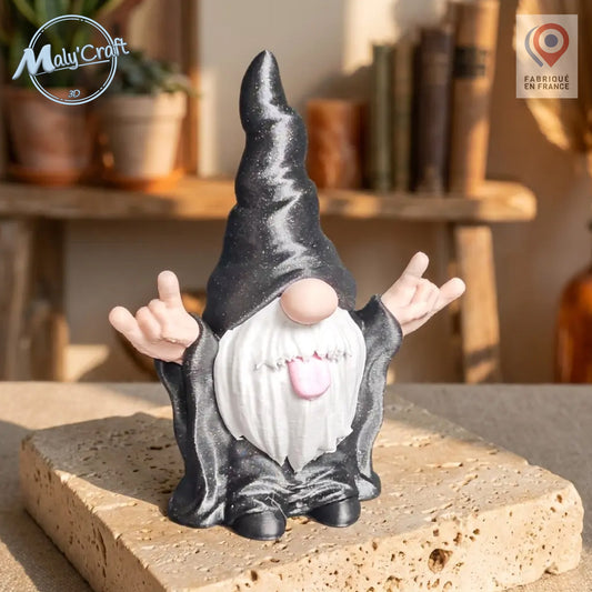 Gnome Rocker MalyCraft : impression 3D de précision réalisée en France. Robe noire pailletée, geste métal et barbe blanche. Posé sur pierre sous lumière Golden Hour.