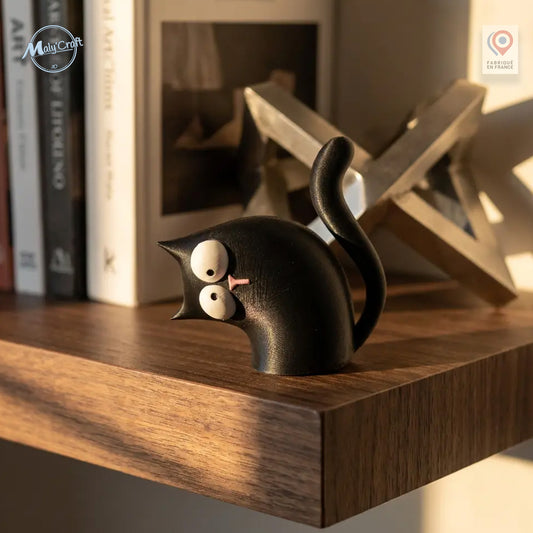 Figurine chat kawaii noire impression 3D posée sur étagère en bois, grands yeux expressifs queue relevée, statuette MalyCraft