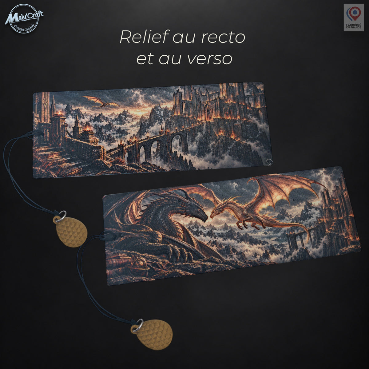 Montage présentant le recto et le verso du même modèle de marque-page dragon sur fond sombre. Une face montre deux dragons noir et doré ; l’autre représente un pont de pierre menant à une forteresse dans les montagnes. Les cordons noirs et les breloques œuf dorées sont visibles. Le texte indique « Relief au recto et au verso ».
Composite showing the front and back of the same dragon bookmark design against a dark background. One side features black and gold dragons; the other shows a stone bridge leading to