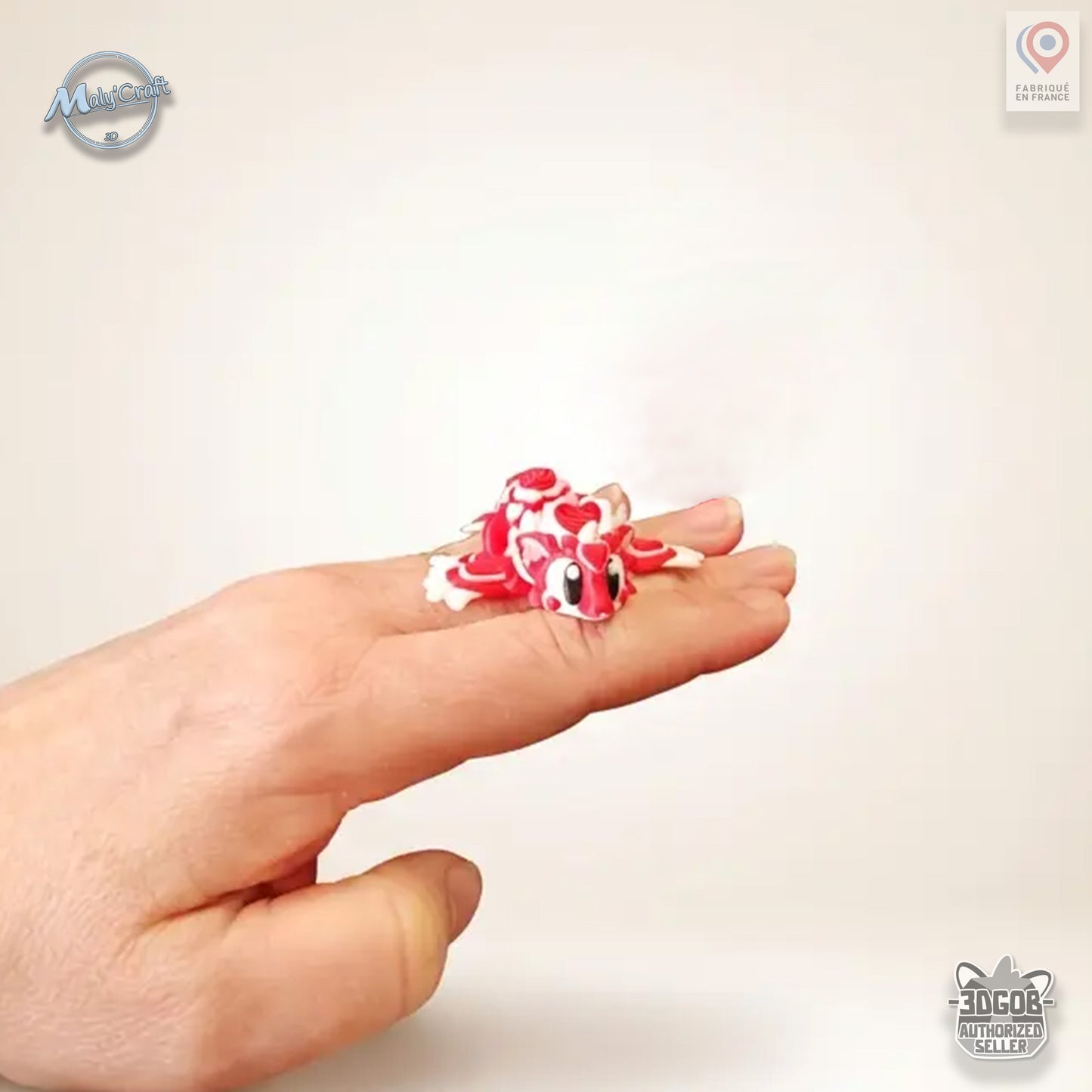 Taille réelle du dragon articulé de 8 cm tenu dans la main pour montrer les dimensions et la finesse de l'impression 3D.