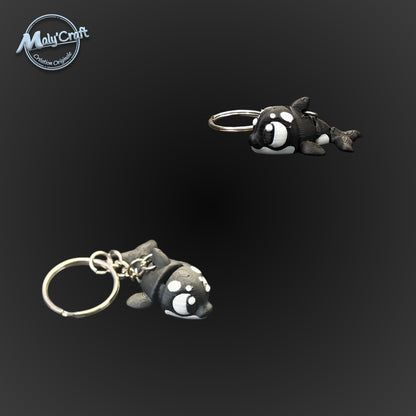 Paire de porte-clés orques (épaulards) en impression 3D, design stylisé noir et blanc avec anneau métallique solide.