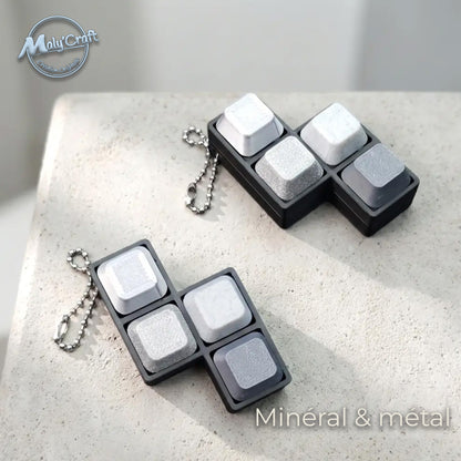 Clicker fidget modèle Minéral & métal, tons gris et argent avec finition galaxy pailletée. Impression 3D de précision utilisant des filaments Panchroma et Sunlu. Expertise technique française pour un rendu métallique réaliste en acide polylactique.