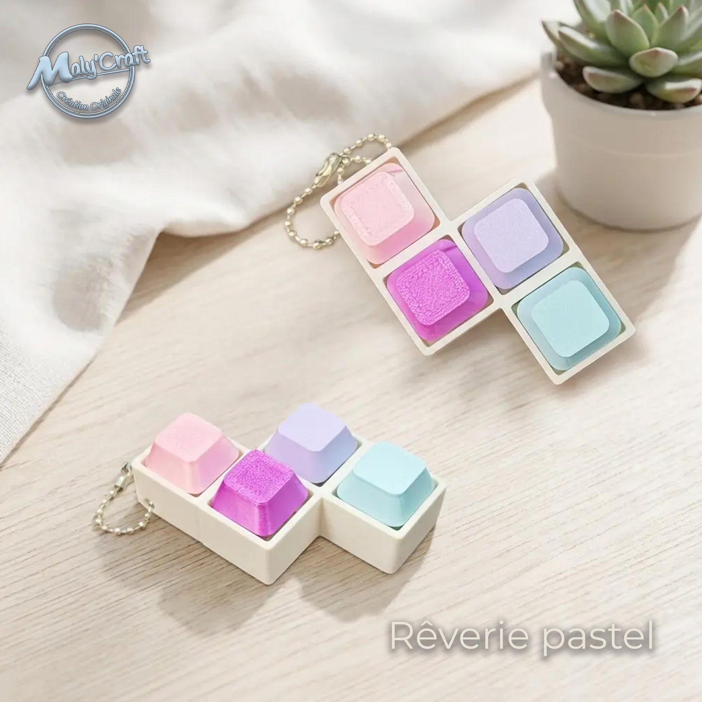 Vue à l'échelle du modèle Rêverie pastel (rose, mauve, bleu) tenu en main. Impression 3D de précision, filaments mat Panchroma. Fabriqué en France en acide polylactique. Finition veloutée et couleurs tendres pour cet accessoire de bureau tactile."