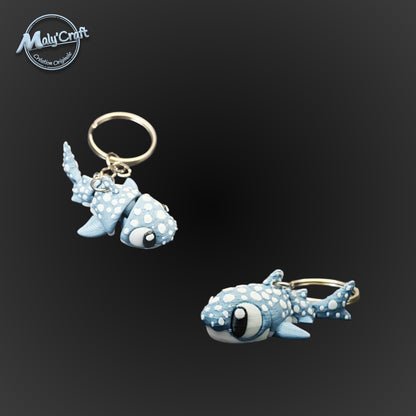 Duo de porte-clés requins-baleines bleu foncé avec motifs de points blancs, impression 3D de qualité artisanale.