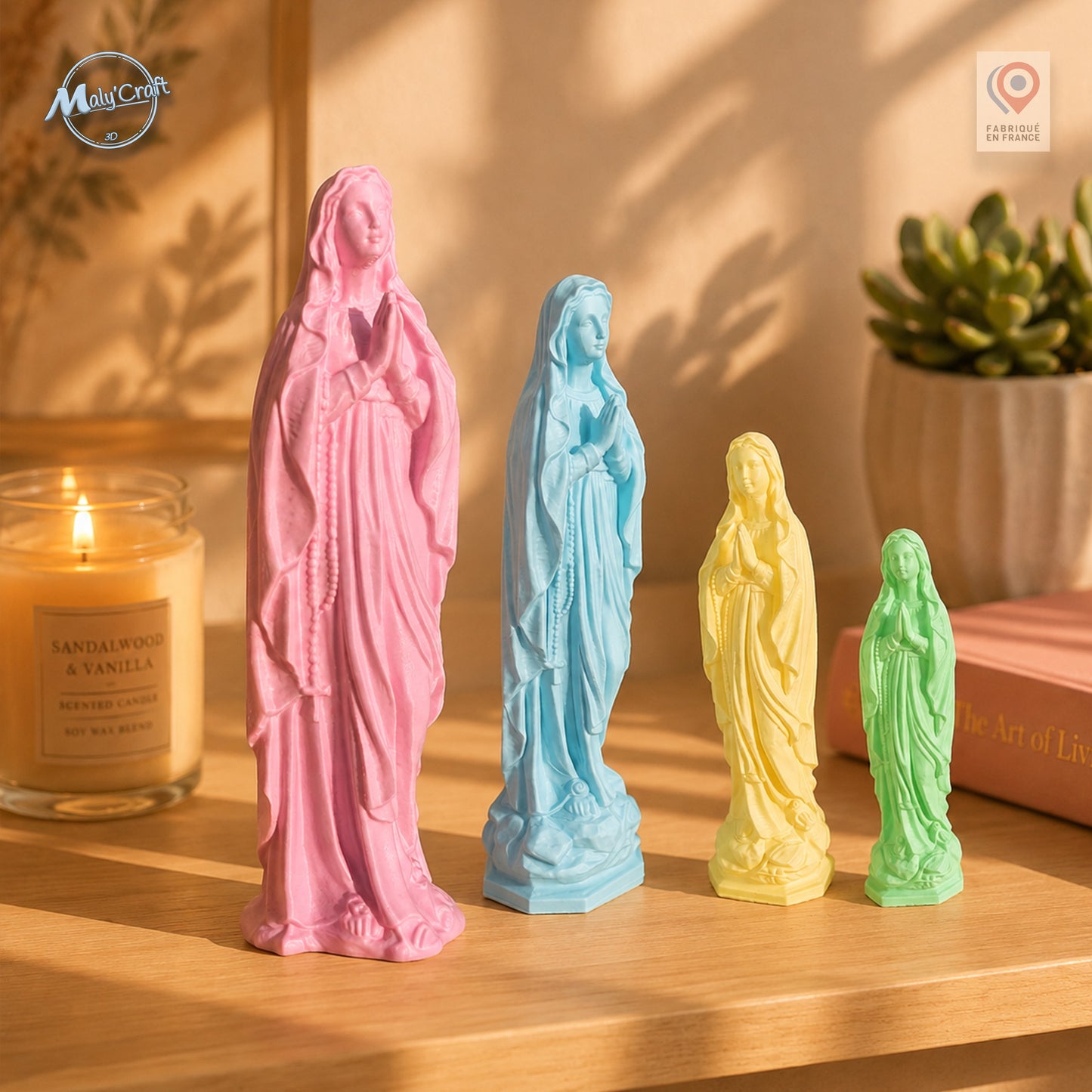 Quatre statues Vierge Marie en impression 3D de tailles et coloris pastel différents (rose, bleu, jaune, vert) sur une étagère avec bougie parfumée
Four 3D printed Virgin Mary statues in different sizes and pastel colors (pink, blue, yellow, green) on a shelf with a scented candle