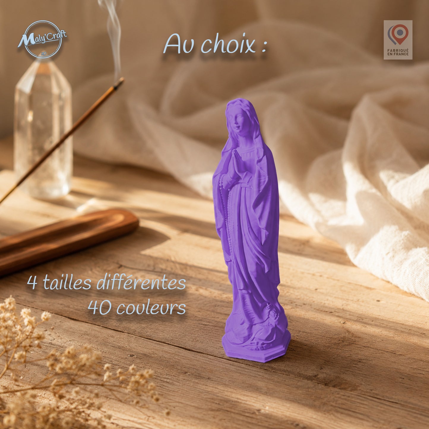 Statue Vierge Marie violette en impression 3D posée sur une table en bois, avec bâton d'encens et pierre de cristal en arrière-plan
Purple 3D printed Virgin Mary statue on a wooden table, with incense stick and crystal point in the background