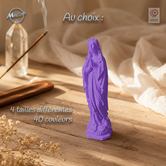 Statue Vierge Marie violette en impression 3D posée sur une table en bois, avec bâton d'encens et pierre de cristal en arrière-plan
Purple 3D printed Virgin Mary statue on a wooden table, with incense stick and crystal point in the background