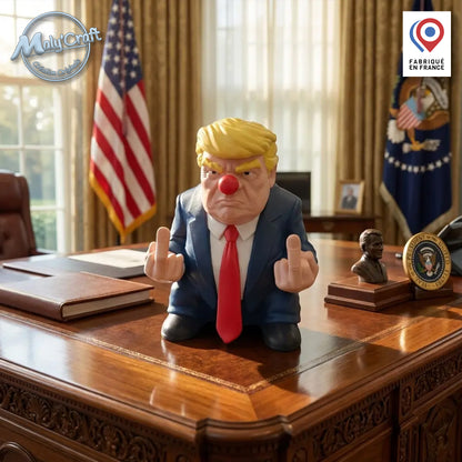 Caricature de Trump avec un nez de clown rouge posée sur un bureau en bois massif dans un décor de bureau officiel américain. La finition est précise et qualitative grâce à l'usage de filaments de marques premium (Panchroma, Polymaker, Sunlu, Bambulab...)